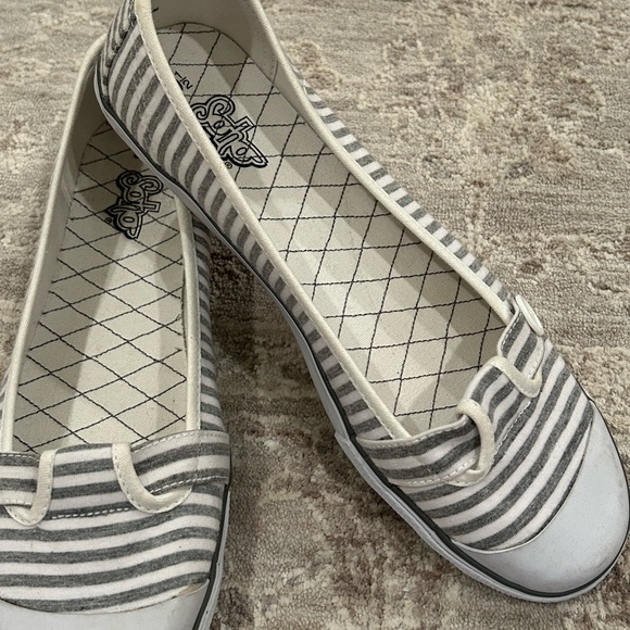 Soho Women’s Sz 9.5 Casual Ballet Flat Shoe Comfort Gray Stripe Slip On Low Top - Picture 3 of 7